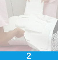 お腹上部にもガーゼをひき