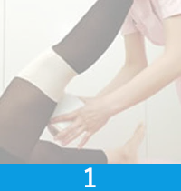 手術終了後。テープかぶれしないように、スパッツの上からテープで固定します。